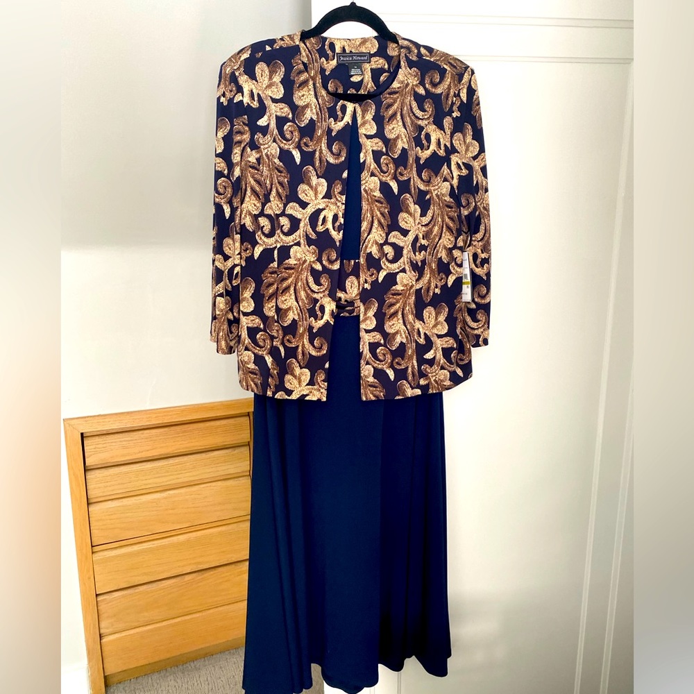 Sleeveless dress with matching jacket (completely detaches)